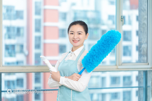 家政保洁员的专业工具 一柄掸子之下的细腻服务境界